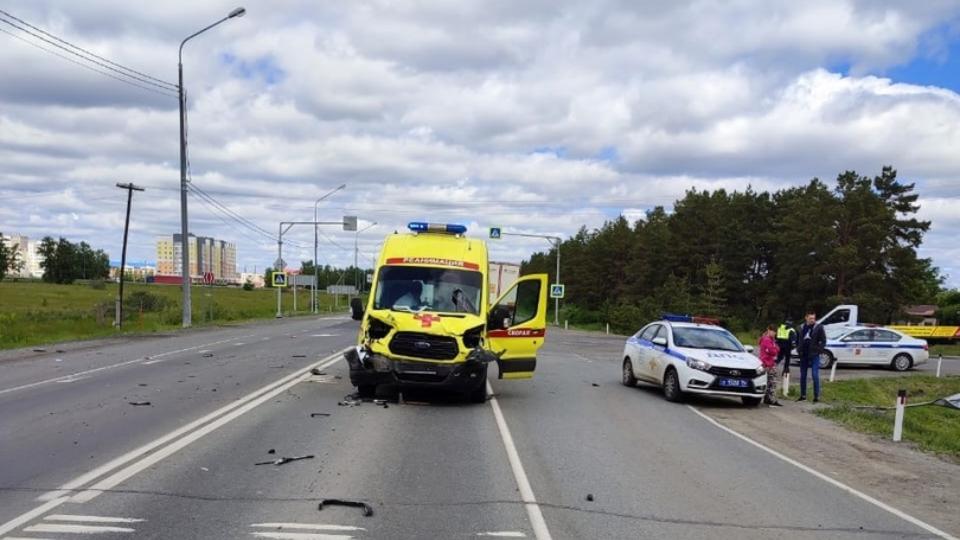 Автомобиль скорой помощи столкнулся с легковушкой в Челябинской области