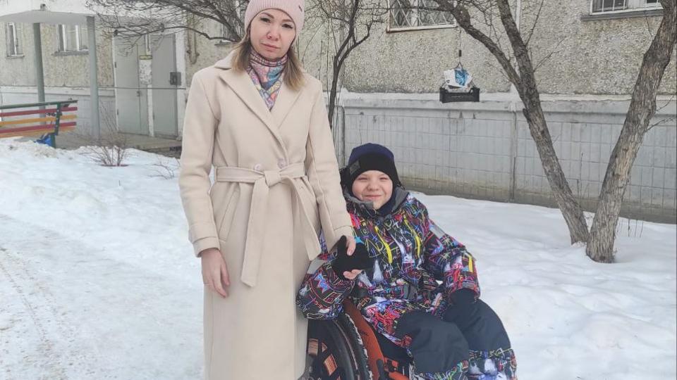 В Чебаркуле 12‑летнему сыну участника СВО подарили ступенькоход