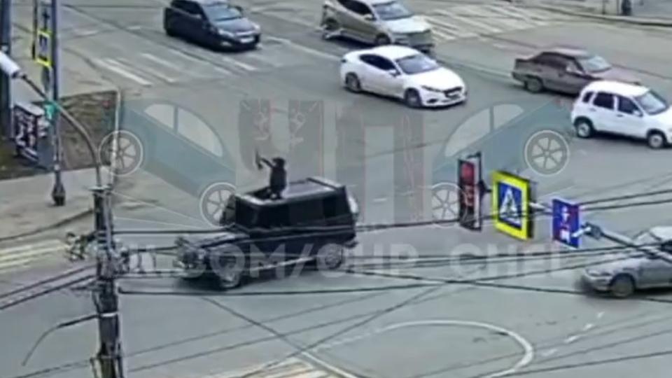 По центру Челябинска проехался мужчина в балаклаве и с «автоматом»