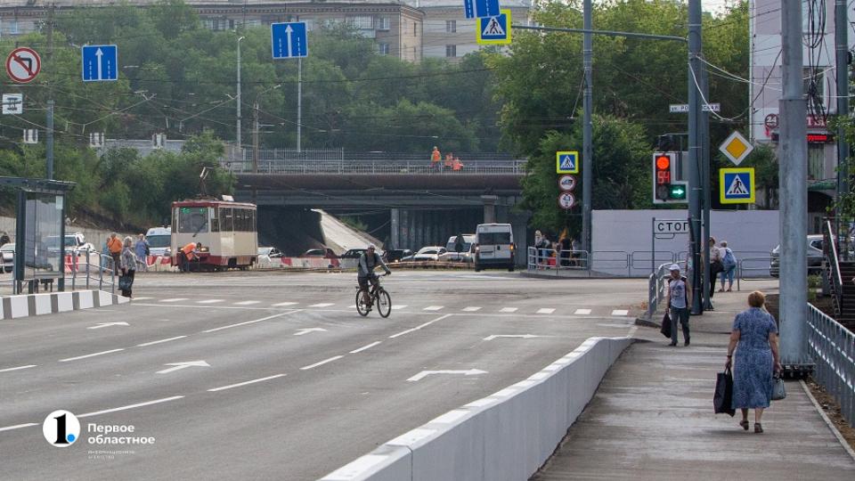 В Челябинске неизвестный прогулялся по перилам моста над дорогой