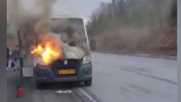 В Саткинском районе на ходу загорелась маршрутка с пассажирами