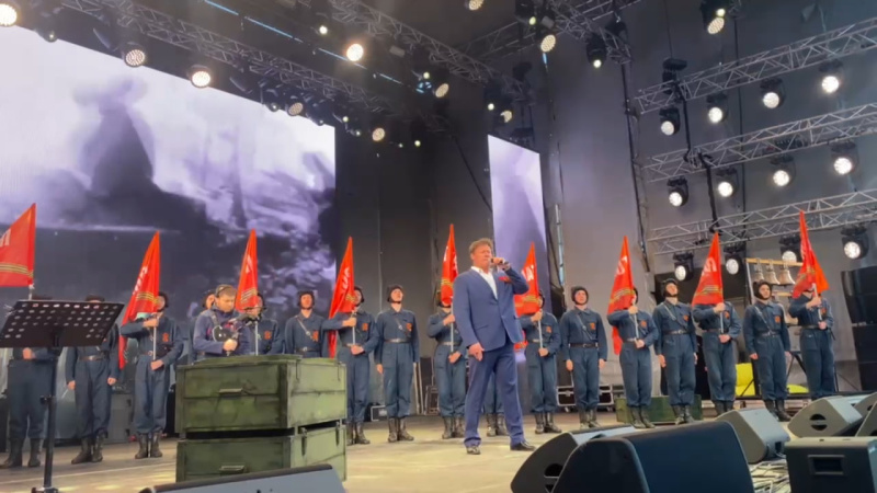 Челябинцы собрались на концерт на площадке возле торгового центра
