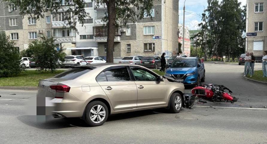22-летний мотоциклист пострадал в ДТП с легковушкой в Челябинске