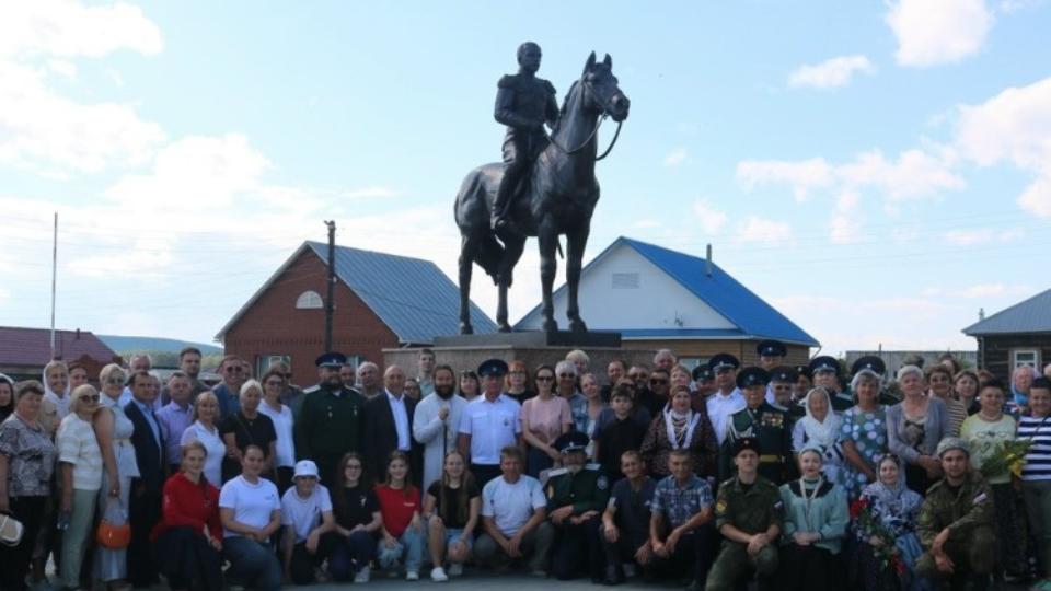 В Верхнеуральске открыли конный памятник Николаю II