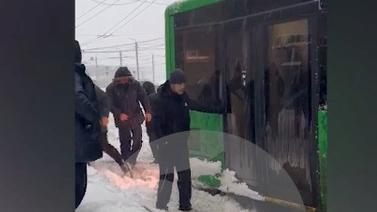 Челябинцы выталкивали застрявший в снегу автобус