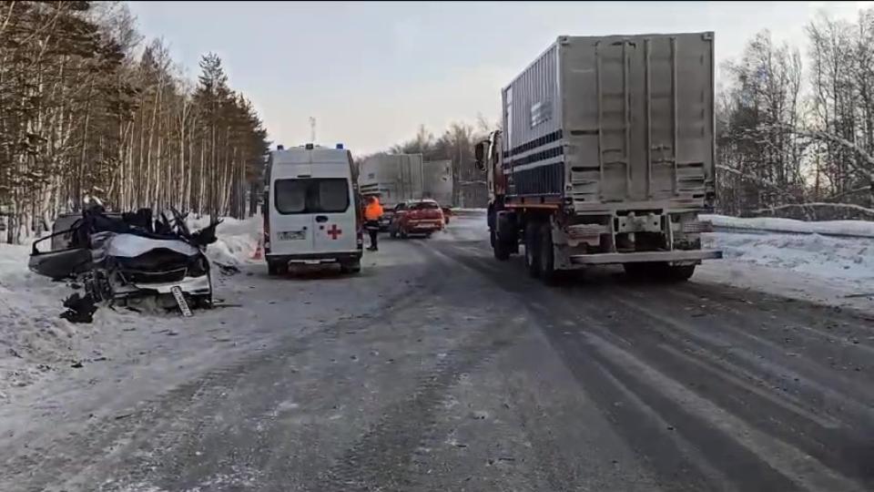 В Челябинской области автомобиль «Киа» попал в ДТП с большегрузом, есть пострадавшие