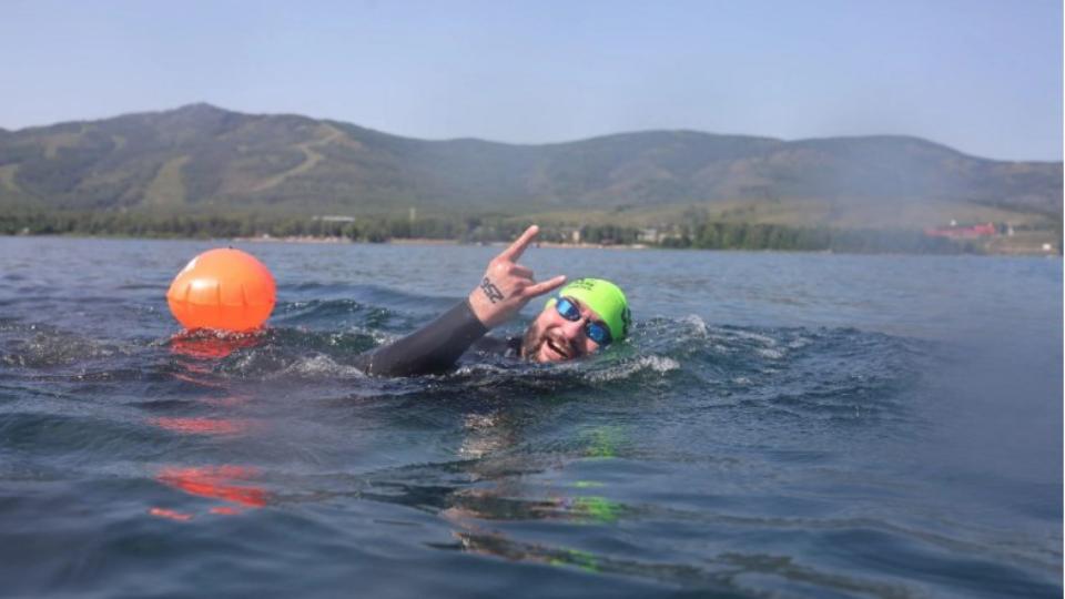 Челябинский врач переплыл самое глубокое озеро Башкортостана