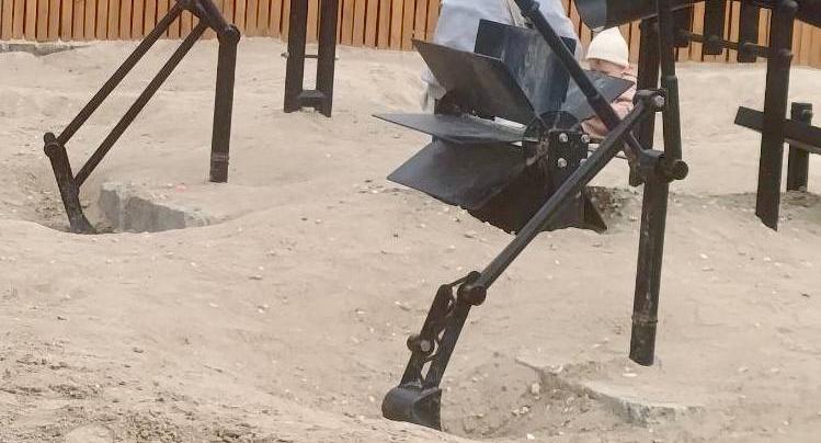 В сквере в Миассе ребенок получил травму на недостроенной игровой площадке