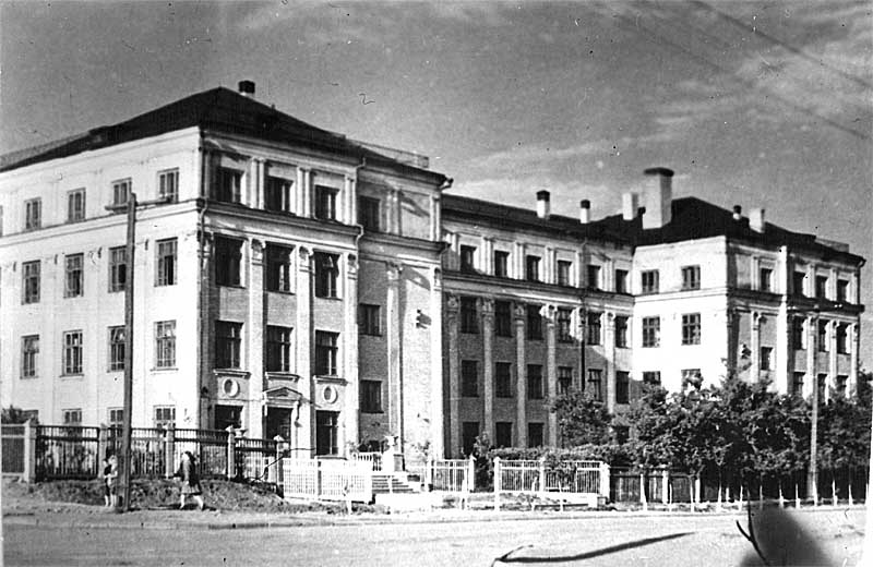 В 1941 году в Челябинск вместе с Киевским мединститутом эвакуировали еще пять