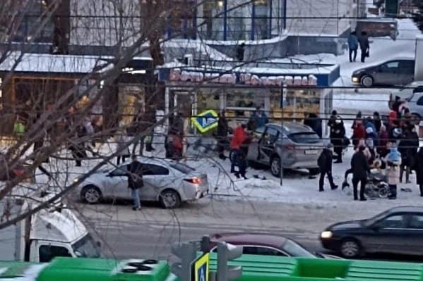 В Челябинске автомобиль врезался в остановочный комплекс. Погибла женщина