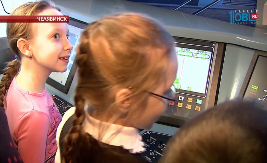 Школьники пришли на экскурсию в моторвагонное депо 