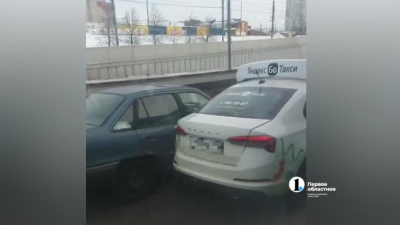 На северо-западе Челябинска произошло тройное ДТП