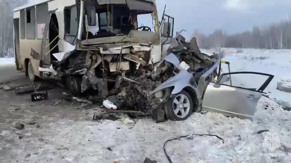 Два человека погибли при столкновении легкового авто с автобусом в Челябинской области