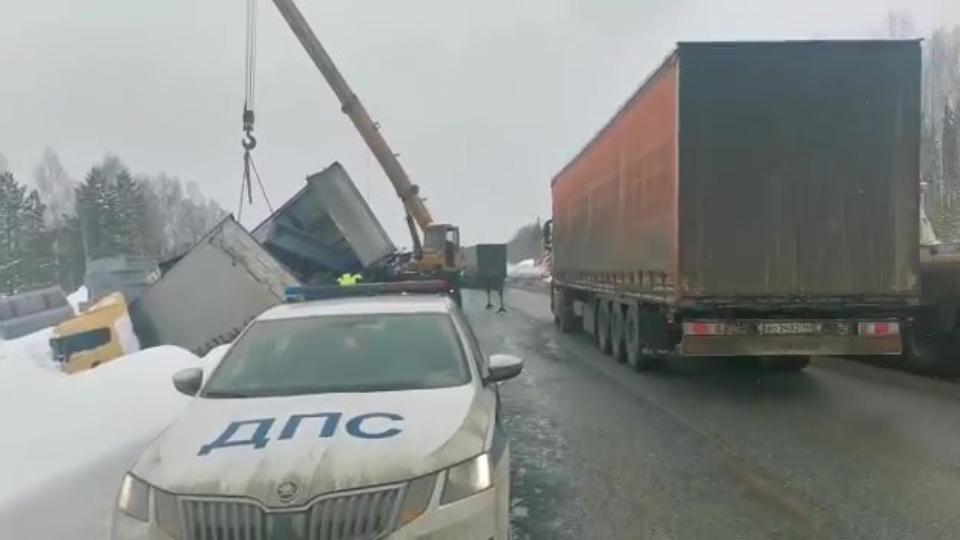На трассе в Челябинской области грузовик съехал в кювет