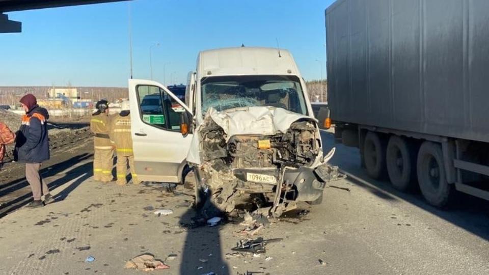 Под Челябинском автобус с пассажирами врезался в фуру