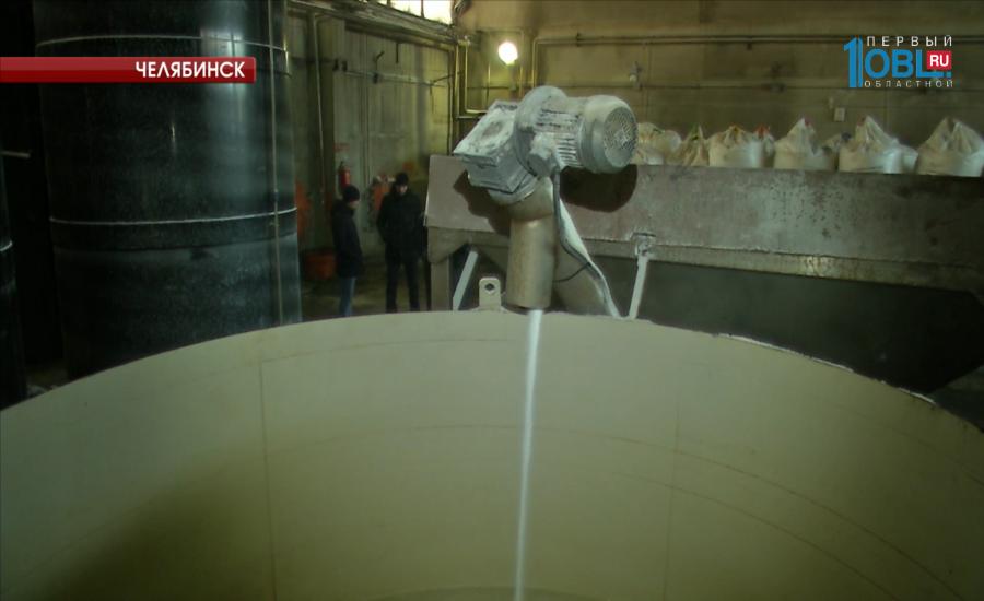 Дороги засыпят новой противогололедной смесью