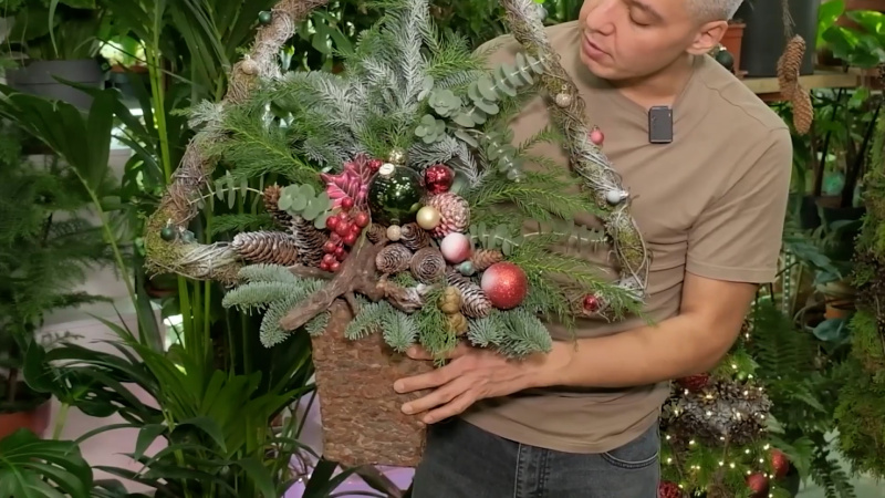 Фарух Тапилов представил оригинальную хвойную композицию для новогоднего декора
