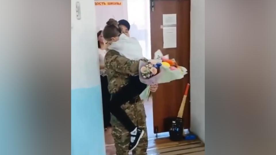 В Златоусте боец СВО пришел в школу к своей дочери