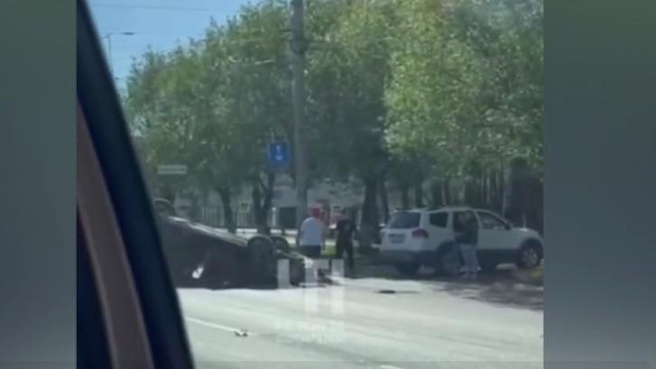 В Челябинске Skoda перевернулась после ДТП с двумя авто