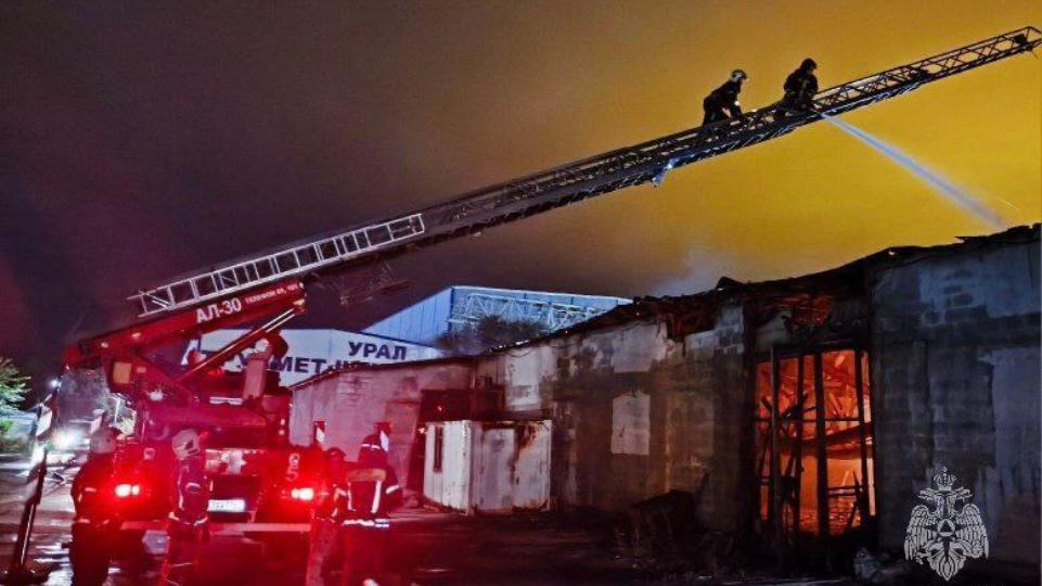 Цех предприятия по утилизации отработанного моторного масла вспыхнул в Челябинске
