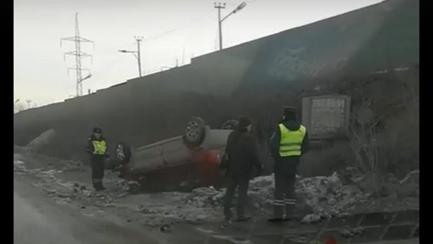 В Челябинске автомобиль влетел в сугроб и перевернулся