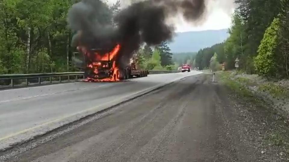 Фура вспыхнула в движении на трассе в Челябинской области
