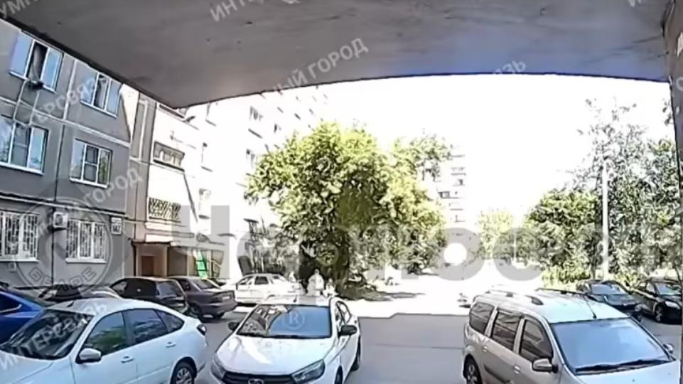 В Магнитогорске трехлетний малыш выпал из окна с высоты третьего этажа