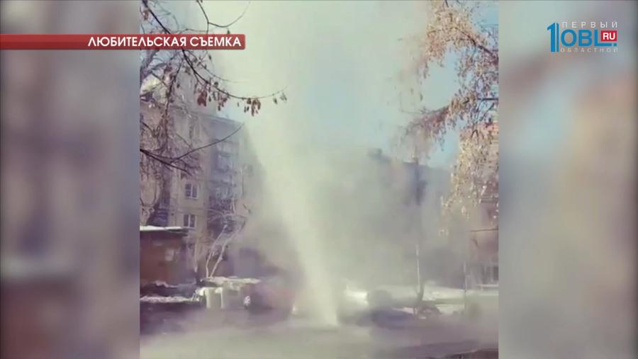 Возле детской поликлиники по улицы Свободы средь бела дня забил фонтан