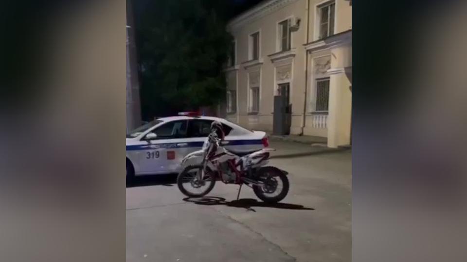 Полицейские задержали подростка, рассекавшего по ночному Челябинску на питбайке