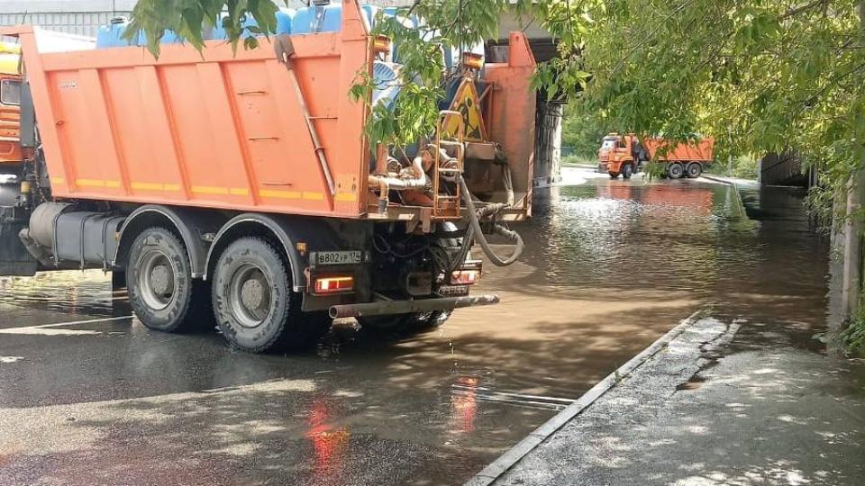 В центре Челябинска ограничили движение из‑за разлива реки Миасс