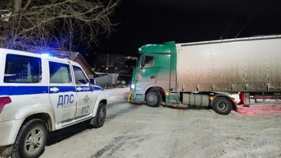 В Челябинской области инспекторы ДПС помогли застрявшему водителю большегруза
