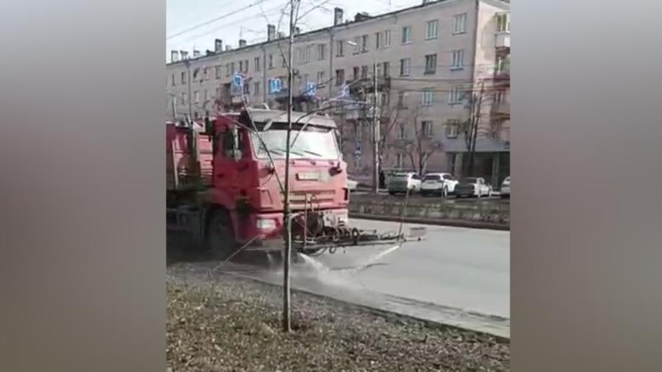 В Челябинске приступили к мойке дорог