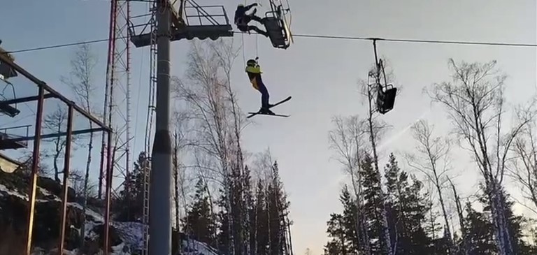Спасатели эвакуировали 32 человека, застрявших в креслах‑подъемниках на «Солнечной долине»