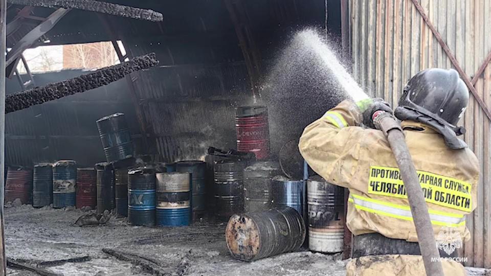 Более 20 человек тушили пожар на складе в Челябинской области