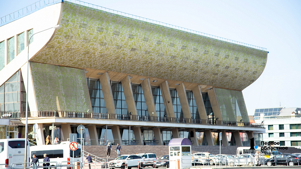 Возле дворца спорта «Юность» в Челябинске установят скамьи и шезлонги за 17 млн рублей