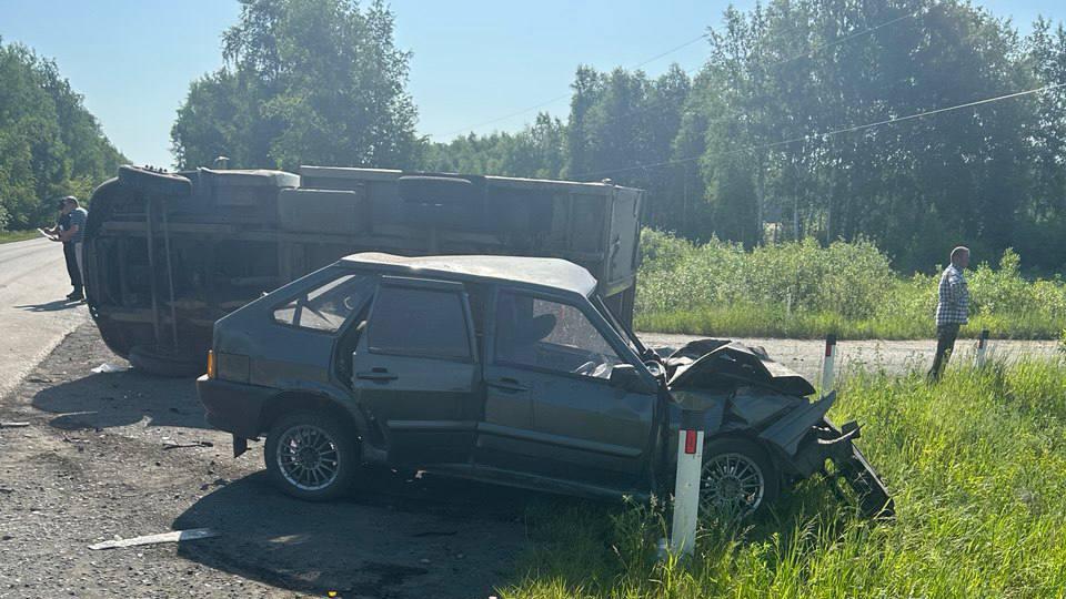 Грудной ребенок погиб после столкновения ВАЗа и грузовика под Челябинском
