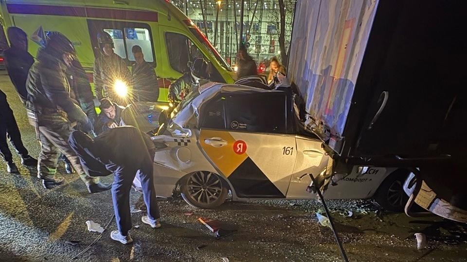 Такси въехало под фуру у ТРК «Алмаз» в Челябинске