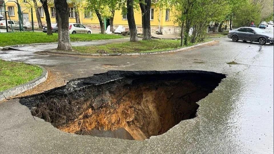 В Челябинске провалился асфальт на улице Первой Пятилетки В Челябинске провалился асфальт на улице Первой Пятилетки