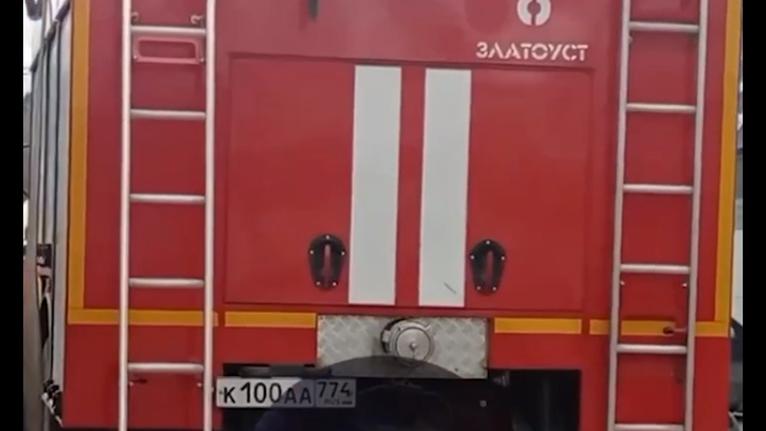 В Златоусте на пожаре на складе автозапчастей пострадал рабочий