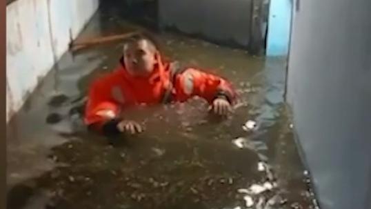 В Челябинске во время ливня затопило магазин