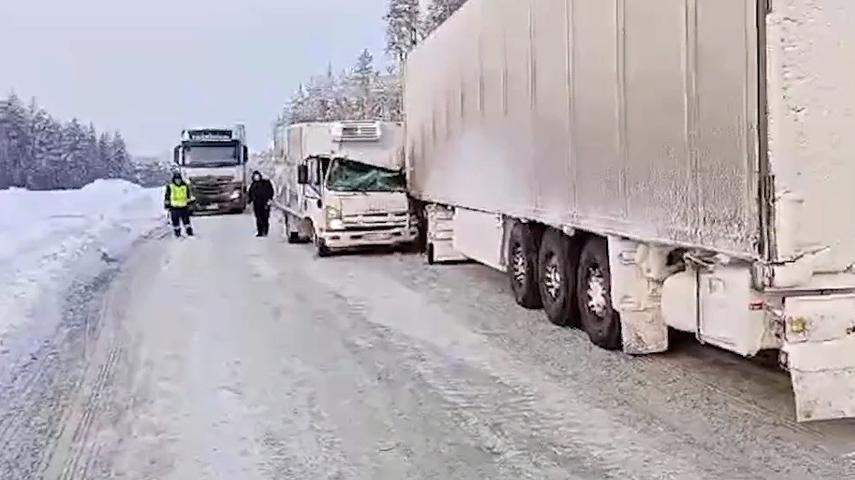 Водителя фуры зажало в салоне после лобового ДТП на трассе под Миассом