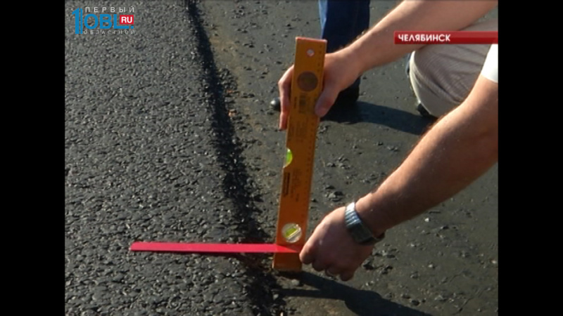 Дорожники положили слой асфальта в два раза тоньше