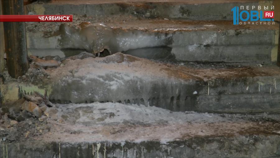 Жильцы жалуются на сталагмит из нечистот в их подъезде