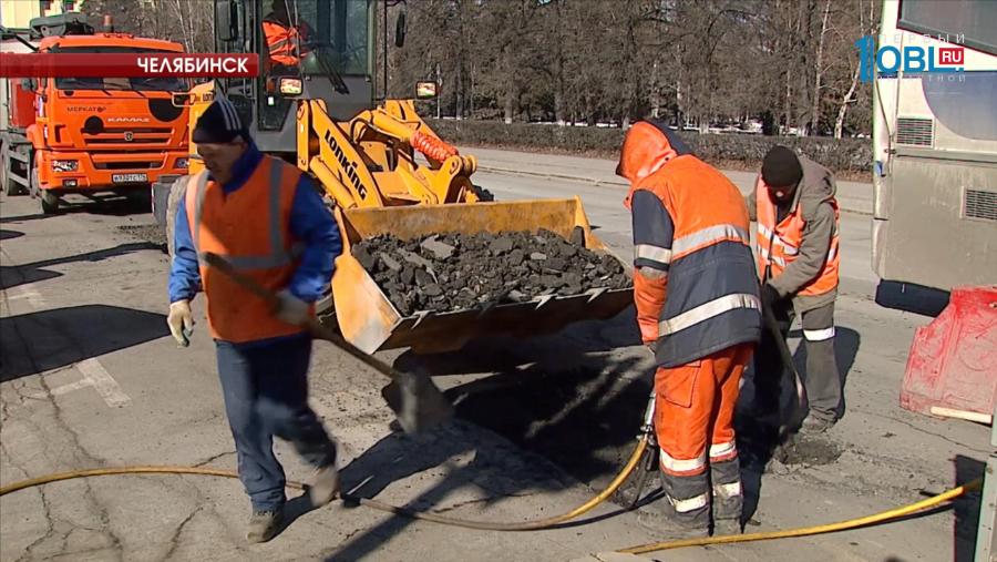 Дорожники ремонтируют ямы жидким асфальтом