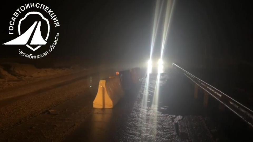 На участке трассы М‑5 в Челябинской области размыло дорогу