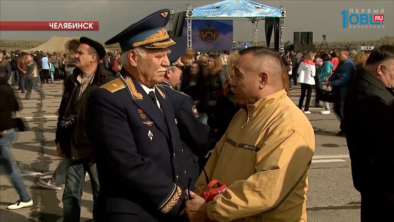 Юбилей училища штурманов отметили красочным шоу с участием боевой техники и парашютистов