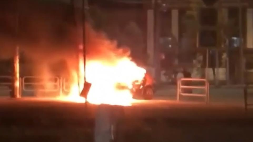 В Челябинске каршеринговый автомобиль врезался в столб и загорелся