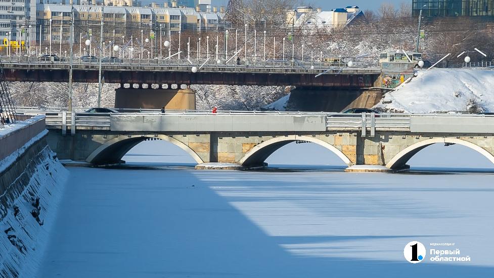 Челябинцы заметили играющих на льду реки Миасс детей