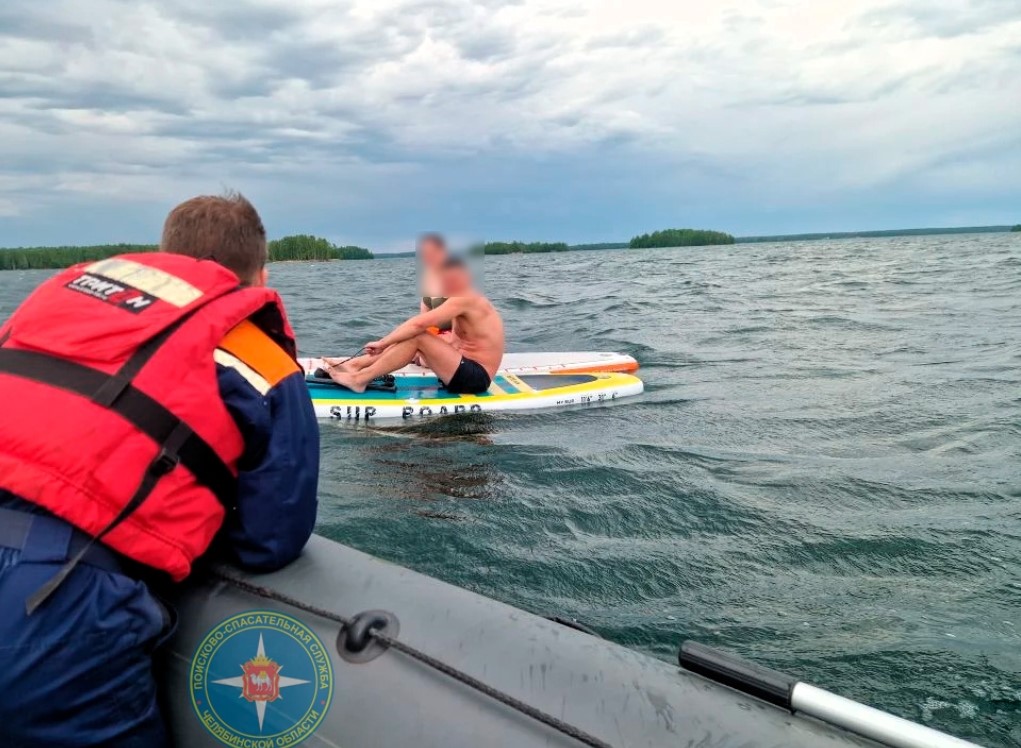 Во время шторма в Челябинской области спасатели эвакуировали с воды восемь южноуральцев