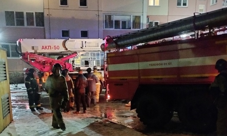 В Миассе мужчина устроил пожар в квартире и отбивался от спасателей